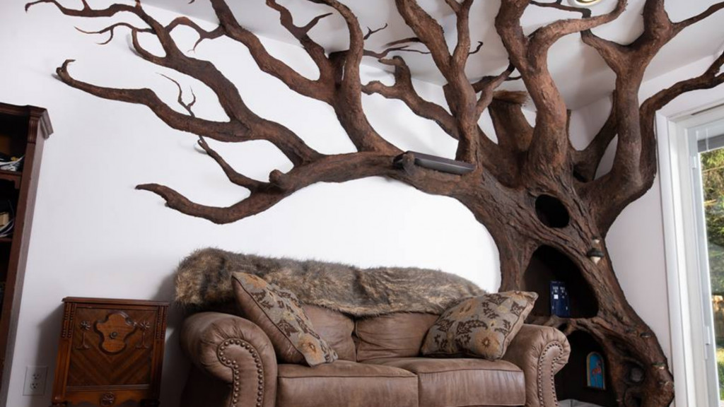 Il construit un arbre géant dans son salon pour son chat