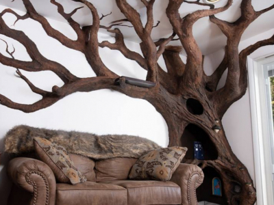 Il construit un arbre géant dans son salon pour son chat